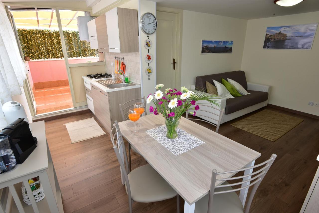 La Petite Maison Aci Castello Eksteriør billede